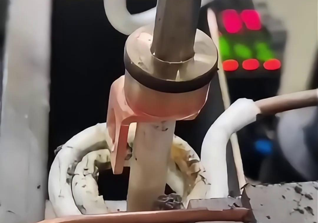 保險絲座是這樣的焊接的，原來是用了高頻自動化釺焊機