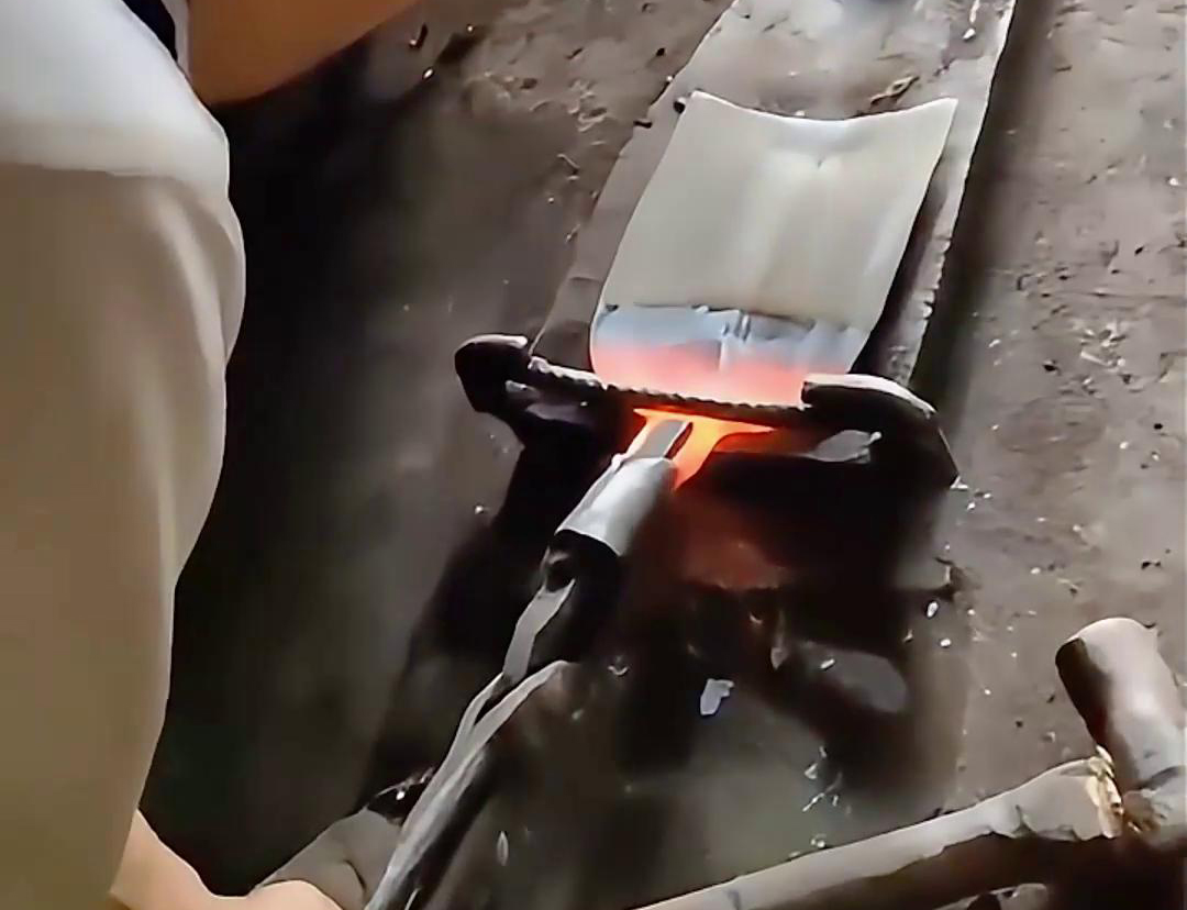 超音頻污污网站在线看免费加熱設備對農用鋤頭進行加熱退火熱處理折彎
