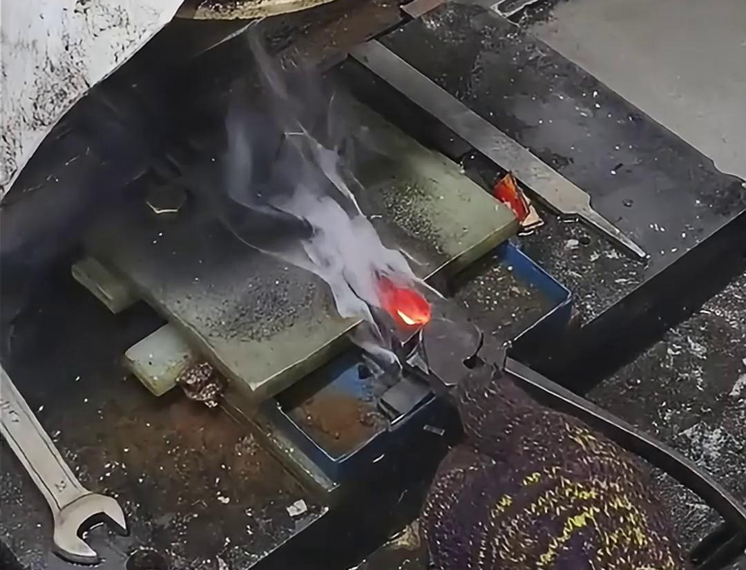 老虎鉗口淬火就是使用高頻淬火機快速加熱，並在短時間