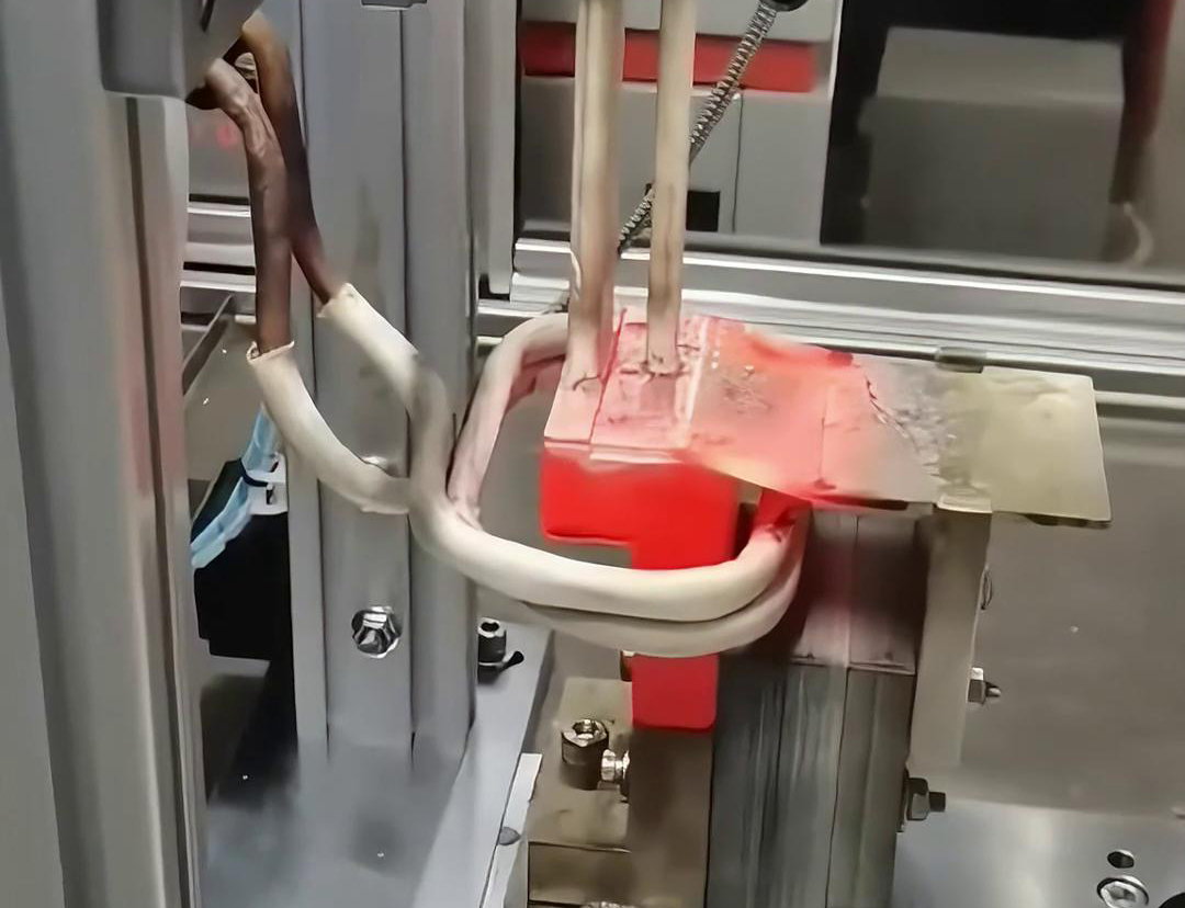 框架斷路器母排銅排高頻焊接過程。采用高頻自動焊接
