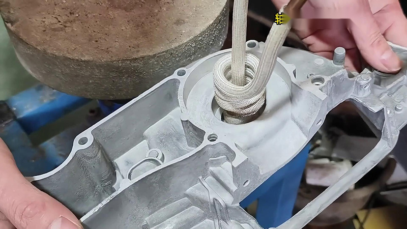 鋁殼使用高頻加熱機加熱內孔，然後軸承熱裝配