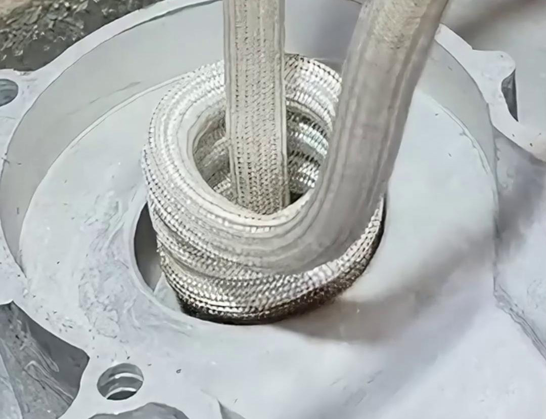 鋁殼外殼內孔類的加熱設備，而高頻加熱機無疑是一個值