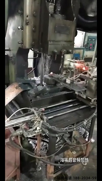 超音頻污污网站在线看免费加熱設備配合機械傳送帶對加熱鐵棒鍛造