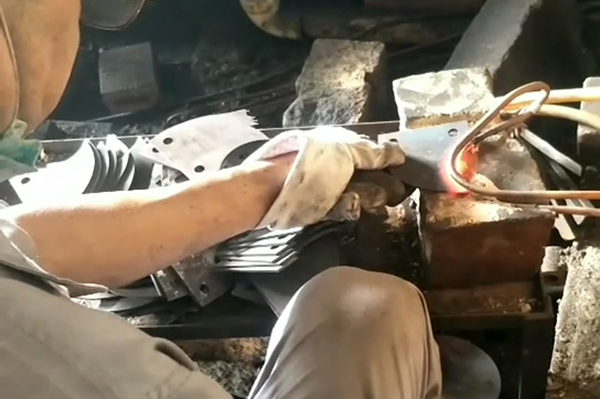 中高頻污污网站在线看免费加熱設備對刀具淬火生產過程