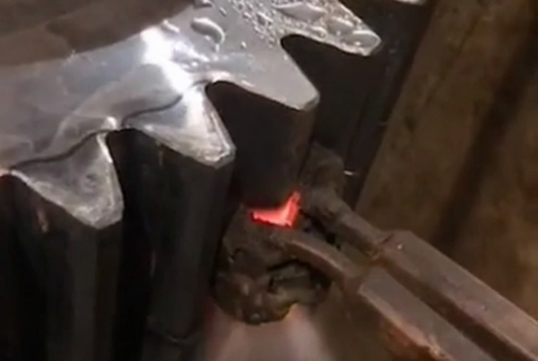 中頻淬火機+污污网站在线看免费加熱溫度的升高與冷卻介質的溫度差增大